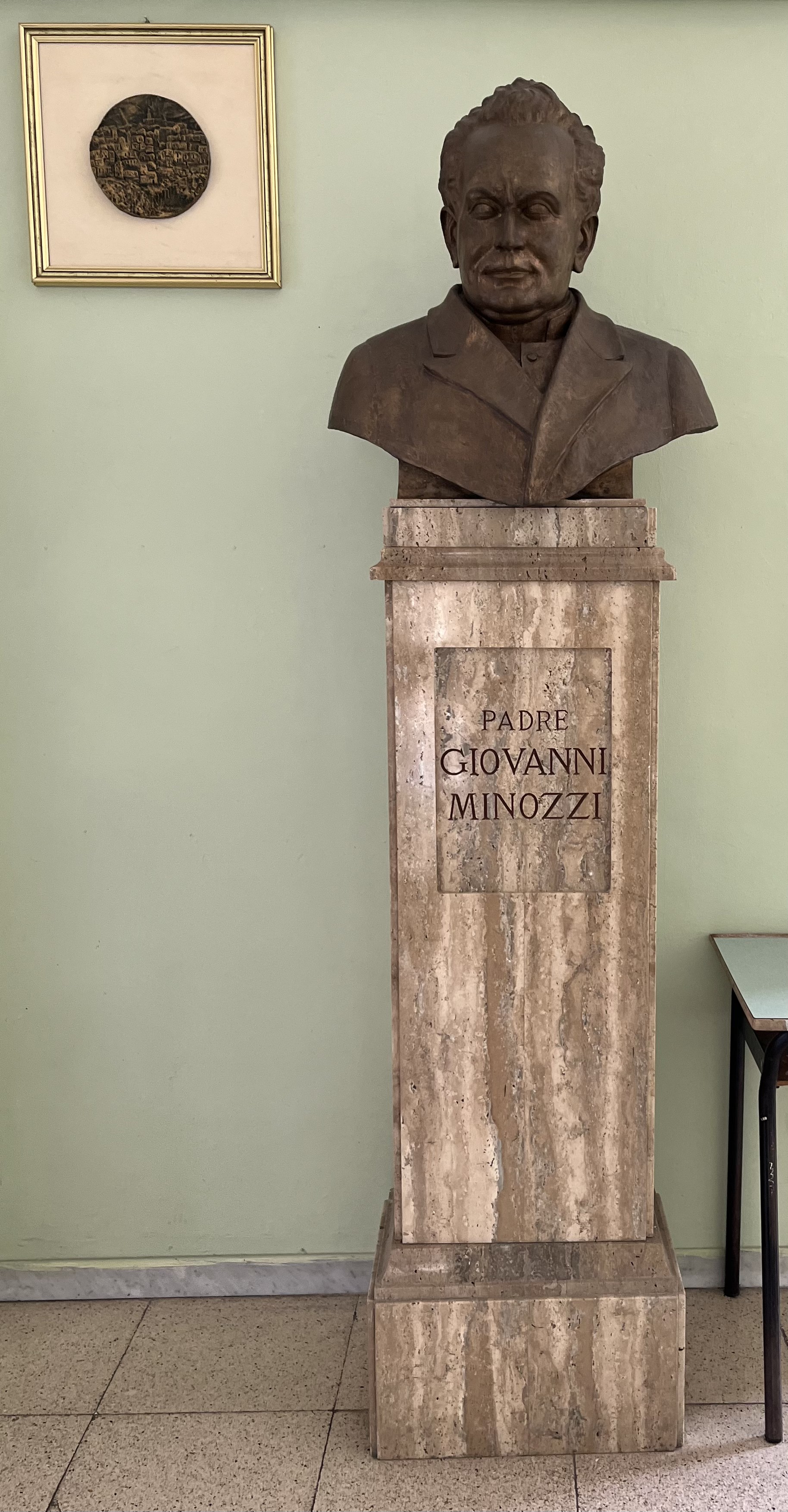 Busto di Don Minozzi nell’atrio dell’I.C. “G. Minozzi – N. Festa”. Matera, Via Lucana