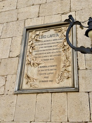 Lapide a Luigi La Vista. Venosa (Pz), Piazza Municipio